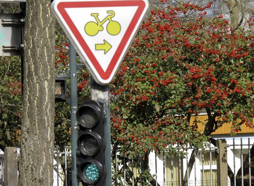 panneau tourne-à-droite pour les cyclistes à Nantes